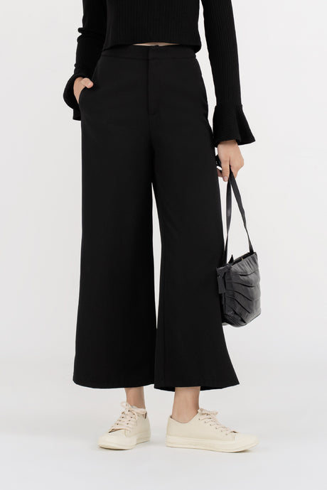 Yacht21, Yacht 21, yacht21, yacht 21, Y21, y21, womenswear, ladieswear, ladies, fashion, clothing, fuss-free, low ironing, wrinkle free, casual, easy, versatile, comfortable, classic, basic, pants, bottoms, black, easy, easy to match, pockets, wide-leg, sleek, Whitney Wide Leg Pants