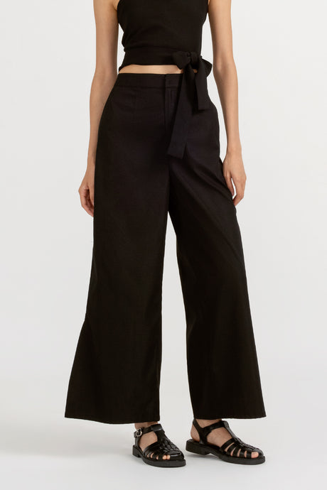 Yacht21, Yacht 21, yacht21, yacht 21, Y21, y21, Grey Evolution, The Modern Muse, collaboration, ladieswear, ladies, fashion, clothing, fuss-free, low ironing, wrinkle free, casual, easy, versatile, comfortable, classic, basic, pants, bottoms, workwear, easy, easy to match, tailored, pleated hem, pockets, straight cut, sleek, beige, black, Donna Pleated-Hem Pants in Obsidian Black