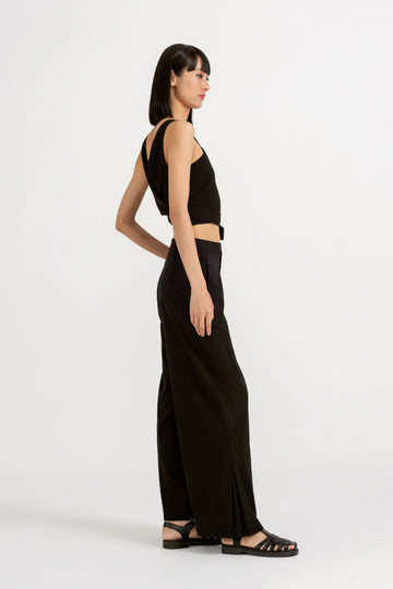 Yacht21, Yacht 21, yacht21, yacht 21, Y21, y21, Grey Evolution, The Modern Muse, collaboration, ladieswear, ladies, fashion, clothing, fuss-free, low ironing, wrinkle free, casual, easy, versatile, comfortable, classic, basic, pants, bottoms, workwear, easy, easy to match, tailored, pleated hem, pockets, straight cut, sleek, beige, black, Donna Pleated-Hem Pants in Obsidian Black