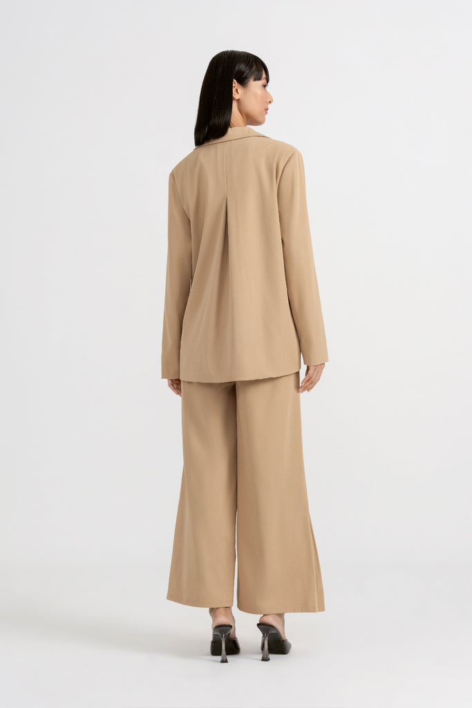 Yacht21, Yacht 21, yacht21, yacht 21, Y21, y21, Grey Evolution, The Modern Muse, collaboration, womenswear, ladieswear, ladies, fashion, clothing, timeless, classic, multi-functional, minimalistic, tailored, smart, easy, versatile, comfortable, sleeves, workwear, blazer, contemporary, style, pockets, contrast sleeve, button, collar, beige, black, Jensen Contrast Sleeve Blazer in Ecru Beige