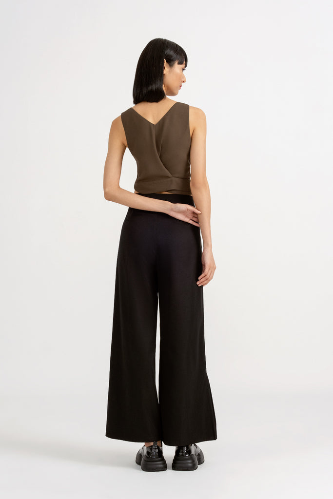 Yacht21, Yacht 21, yacht21, yacht 21, Y21, y21, Grey Evolution, The Modern Muse, collaboration, womenswear, ladieswear, ladies, fashion, clothing, clothes, casual, easy, versatile, classic, basic, staple, simple, minimal, comfortable, wrap top, top, sleeveless, two-way, black, green, Blake Two-Way Wrap Top in Olive Green