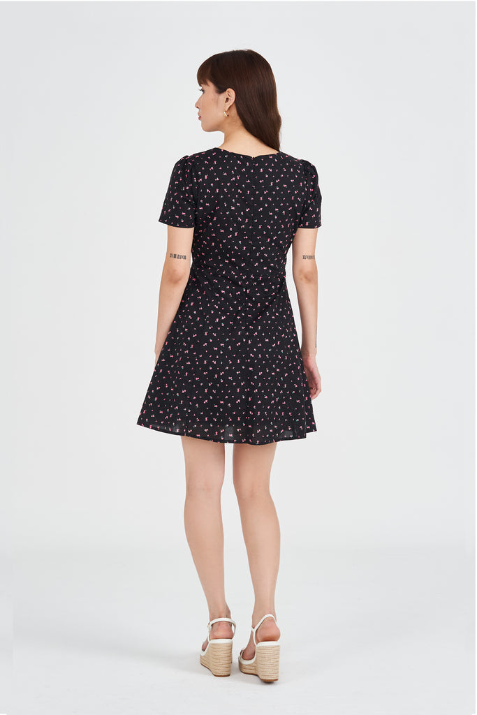Yacht21, Yacht 21, yacht21, yacht 21, Y21, y21, womenswear, ladieswear, ladies, fashion, clothing, the vacation shop, vacation, holiday, casual, delicate, easy, versatile, comfortable, feminine, sweet, floral, print, pattern, airy, light, lightweight, dress, short dress, mini, mini dress, sleeves, cotton, simple, black, summer, Sofia Floral Printed Mini Dress