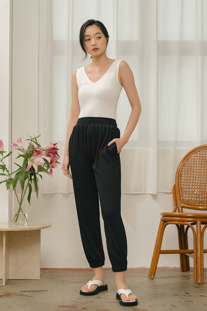 Y21, y21, Yacht21, Yacht 21, yacht21, yacht 21, womenswear, ladieswear, ladies, fashion, clothing, clothes, fuss-free, low ironing, casual, easy, versatile, classic, basic, staple, simple, minimal, comfortable, pants, jogger, ribbed, knit, pockets, home, loungewear, relaxed, wfh, black, Kyra Ribbed Knit Jogger Pants