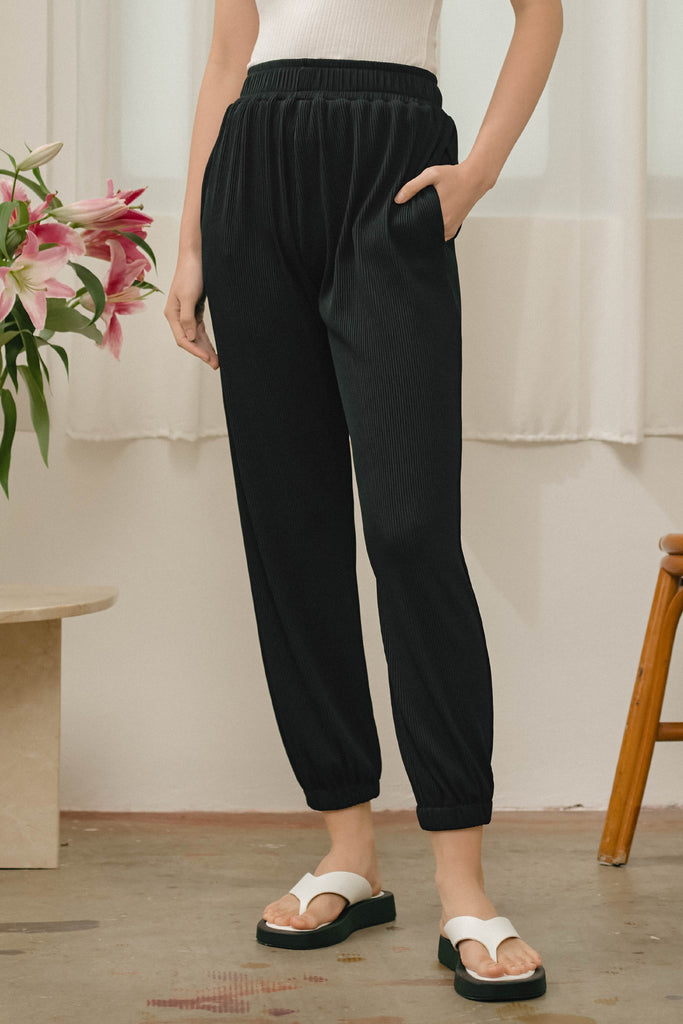 Y21, y21, Yacht21, Yacht 21, yacht21, yacht 21, womenswear, ladieswear, ladies, fashion, clothing, clothes, fuss-free, low ironing, casual, easy, versatile, classic, basic, staple, simple, minimal, comfortable, pants, jogger, ribbed, knit, pockets, home, loungewear, relaxed, wfh, black, Kyra Ribbed Knit Jogger Pants