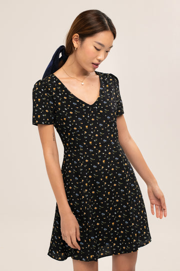Helen Floral Dress in Black - Yacht 21 - Women / Ladies Clothing Fashion - floral , flowers , black , v-neckline , short , mini , short sleeves , casual , summer , holiday , vacation , vacay , fuss free , wrinkle free , low ironing , A-line dress 